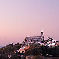 Montalcino in der Toskana, Sonnenuntergang hinter der Fortezza und dem hochgelegenen Ort, Foto Markus Bassler