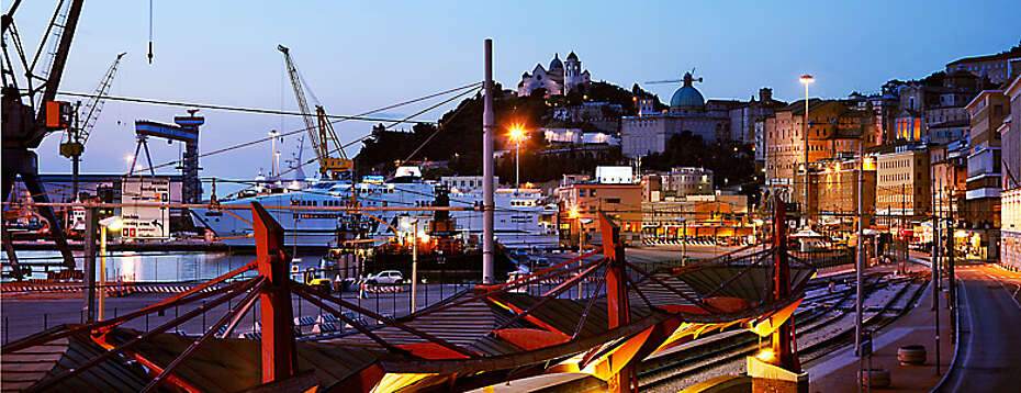 Italien, Marken, Verdicchio, der Hafen, auf italienisch „porto“, von Ancona in der Abenddämmerung