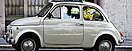 Italien-Auto-in-Verona-Fiat-500-Oldtimer, alter Fiat 500, beige-weiß, ein Schmuckstück für Autoliebhaber