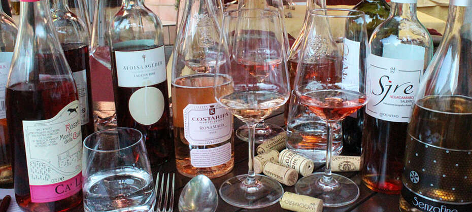 Verkostung von Rosato Weinen aus Italien, aufgezogenen Flaschen auf einen Holztisch in Frankfurt, welcher ist der Beste in der Verkostung?