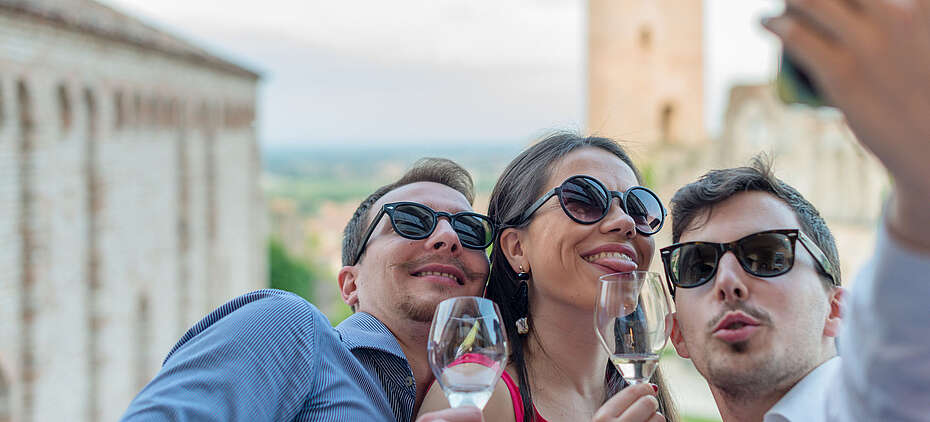 Italien-Wein-Venetien-Prosecco-Valdobbiadene-Junge Weintrinker beim Selfie am Castello di Susegana in Conegliano