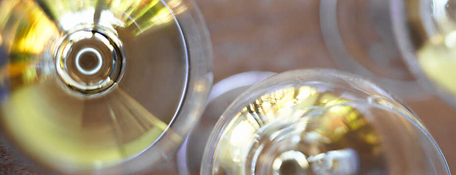 Italien, Friaul: Gold, Bernstein, Kristall – die Farbnuancen des Friulano sagen viel über die Reife der geernteten Trauben. Je gelb-goldener der Wein, desto mehr Zeit durften sie am Rebstock verbringen.