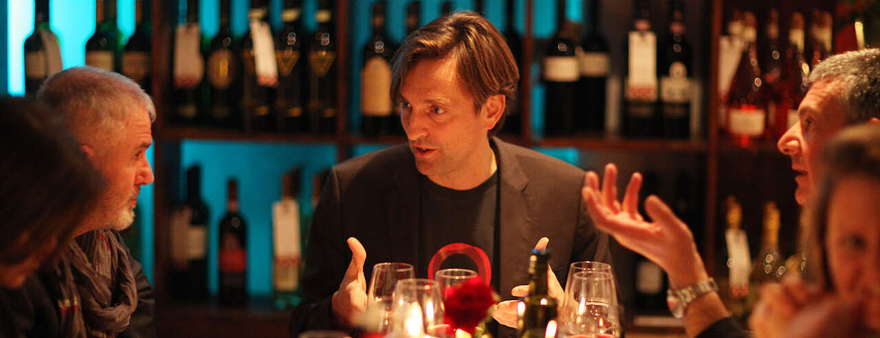 Weinjournalist Steffen Maus bei der Vorstellung sizilianischer Weine während der Prowein in der Gusteria Lettini in Düsseldorf