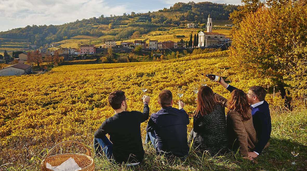 Die Familie Cavazza stößt mit dem Bocara Weisswein in den Weinbergen von Monticello Vicentino auf den 90. Geburtstag ihres Weingutes an.