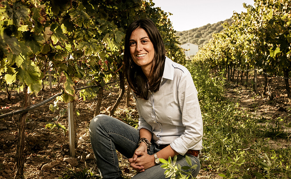 Wein-Italien-Sardinien-Junge Winzerin im Weinberg ihres Vermentino di Sardegna