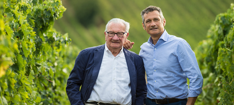 Wein-Italien-Marken-Massimo und Sohn Michele Bernetti im Weinberg ihres Weingutes Umani Ronchi