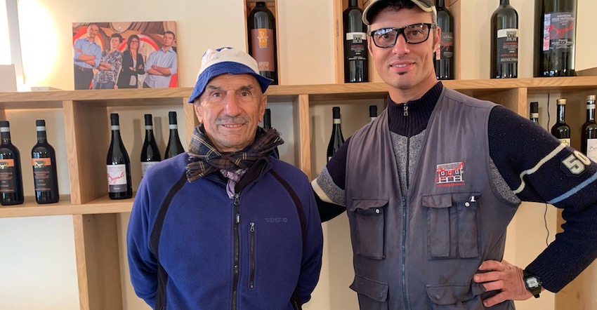 Lorenzo Begali - 78 Jahre - und Giordano Begali vom Weingut im Valpolicella in ihrem Verkaufsraum, wo Amarone und Ripasso verkauft werden