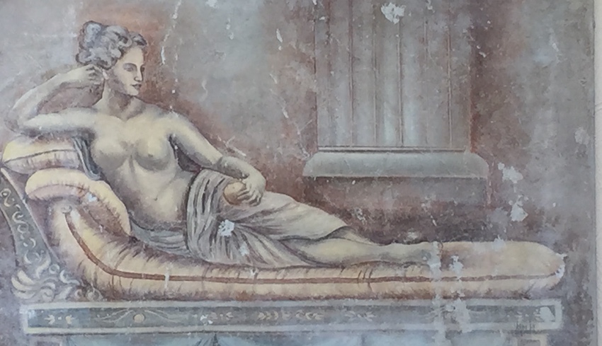 Antikes Gemälde - Liebreizende Frau mit freiem Oberkörper auf dem Sofa in einer Säulenhalle im alten Rom