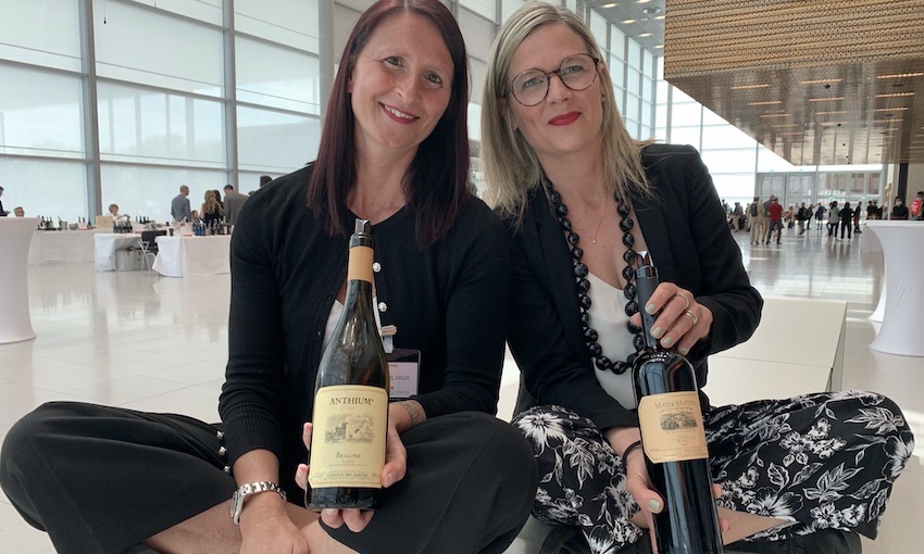 Linda und Elise vom Weingut Casale del Giglio aus dem Latium in Italien mit den Weinflaschen Antium Bellone und Mater Matuta Rosso - Zwei Totweine mit Höchstbewertun