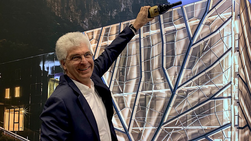 Kellermeister Stephan Filippi mit dem Chardonnay Stegher in der Hand am Stand der Kellerei Bozen während der Vinitaly 2023