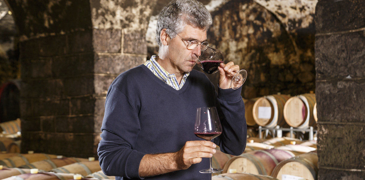 Kellermeister Stephan Filippi beim Probieren des Lagrein Taber, dem besten Rotwein Suedtirols