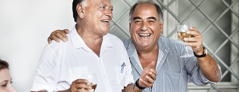 Bei einem Mittagessen und Familienfest im Friaul stossen zwei gut gelaunte Weintrinker mit einem Glas Friulano an und sprechen einen Tost 