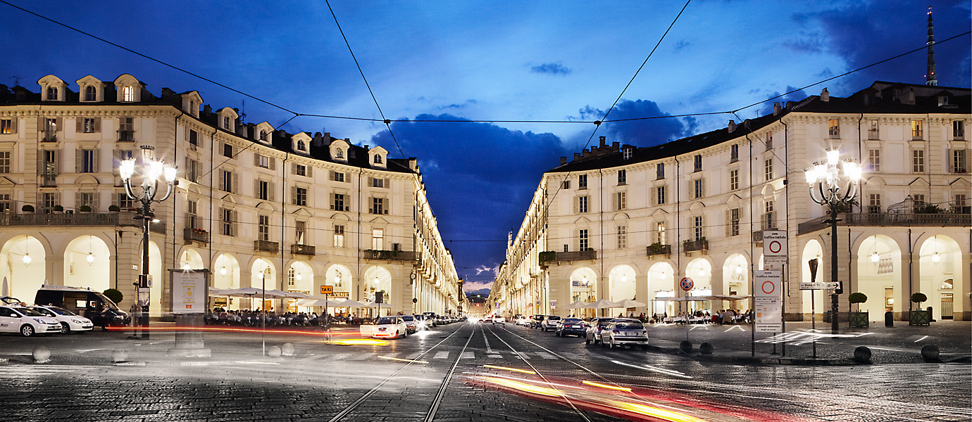 Piemont: Piazza Vittorio Veneto in Turin in der Abendstimmung, blaue Stunde, Italien