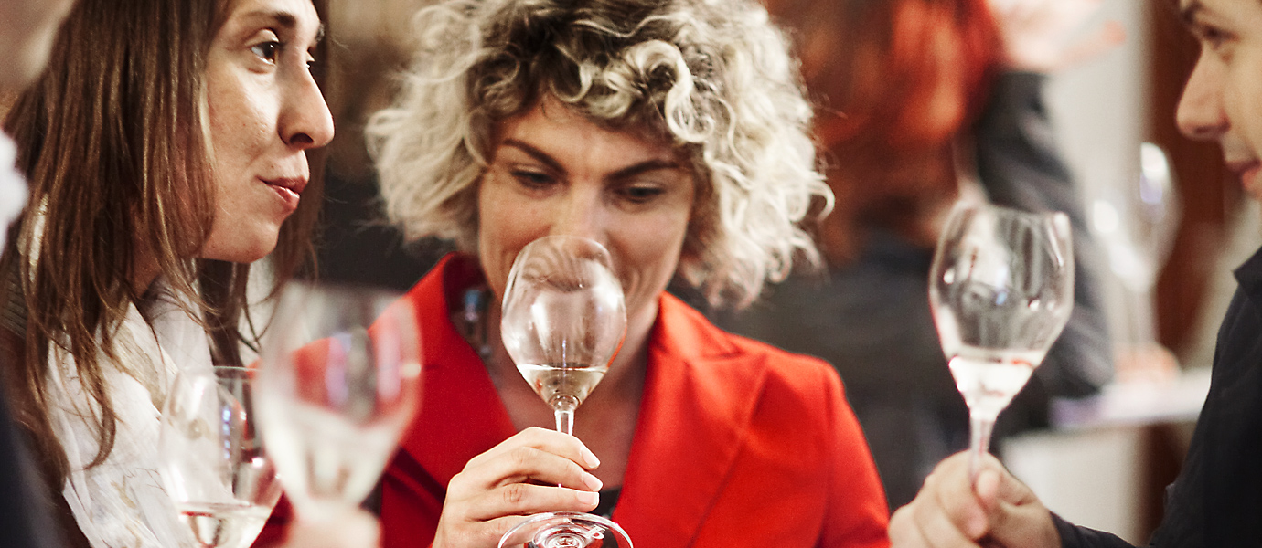 Verkostung von Prosecco Superiore auf dem Weinfest Vino in Villa - Gespräch und und neugieriges Hineinriechen ins Sektglas